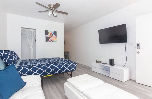 Deco Apt w/2 Queen Beds on Ocean Dr, South Beach