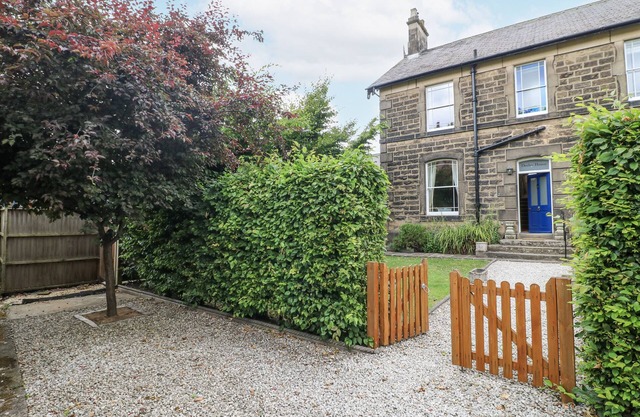 DEELEY HOUSE, pet friendly, character holiday cottage in Darley Dale