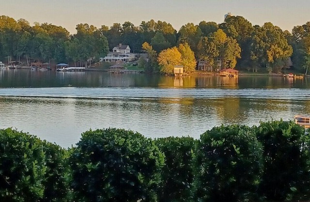 Deepwater Terrace-Beautiful 3-bedroom condo with lake views!