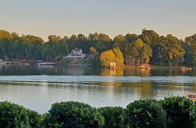 Deepwater Terrace-Beautiful 3-bedroom condo with lake views!