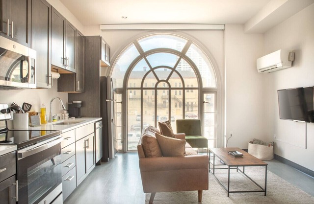 Deer District Studio Apt JC5 - One Block from Fiserv and Baird