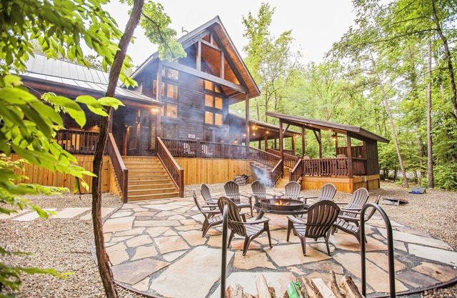 Deer Hollow Lodge: 4 Master Suites, Pool Table, Hot Tub & Fire Pit