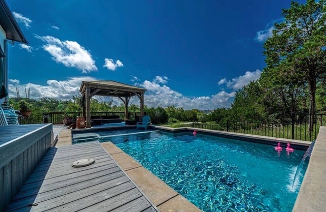 Deer & Lake Sanctuary: POOL, HOT TUB, GOLFCART! Feed deer at a private oasis!