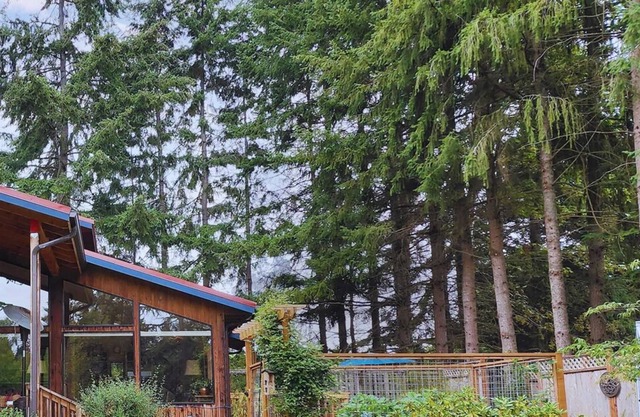Deer Park: Tranquil Retreat with a Glorious Yard