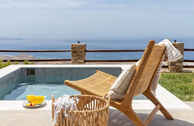 Del Sol View, Arnados Tinos