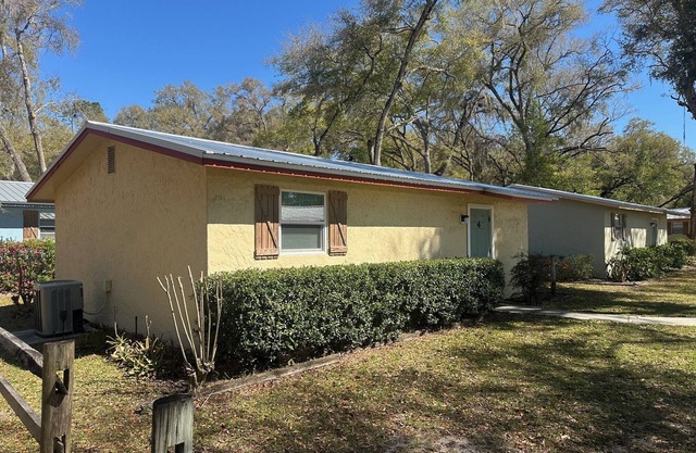 Delightful 2 bed cabin in Salt Springs - other cabins available