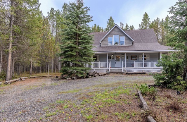 Delightful 3 bedroom cabin just 32 miles from YNP on Bills Island