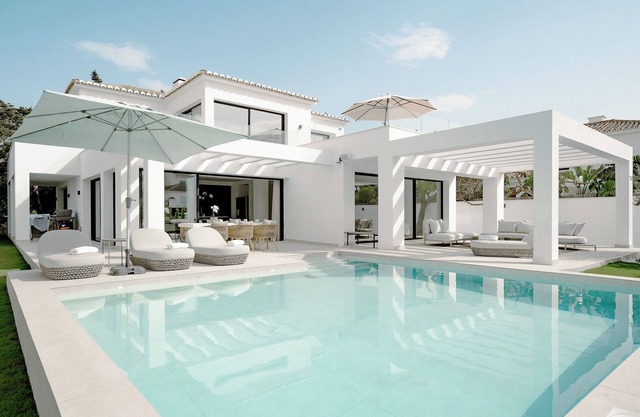 Delightful 4 Bed Villa with pool close to the beach in Las Chapas