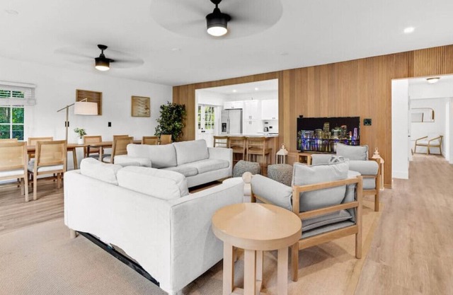 Delightful 4B Apart w/PoolGarden