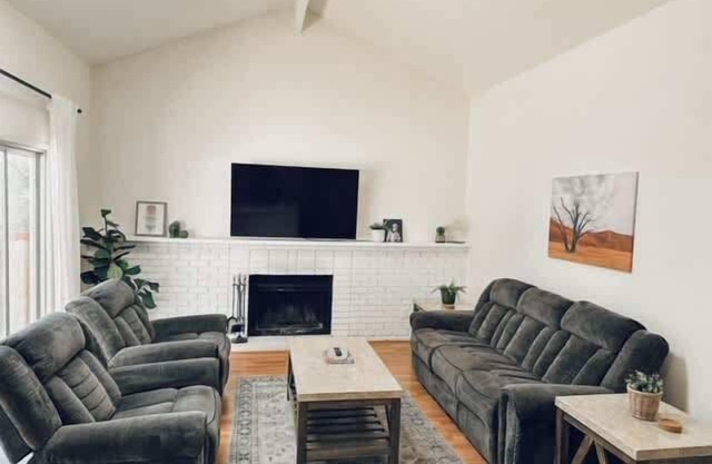 Delightful 4BR Home Nr Downtown Reno w/Fireplace