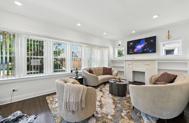Delightful 5-bedroom house with AC in vibrant Chicago