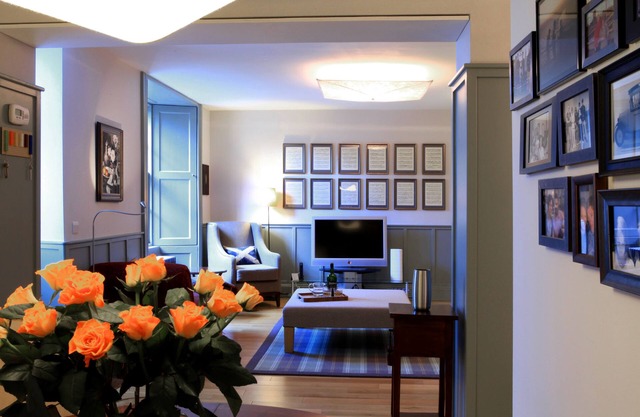 Delightful city-centre maindoor flat - bright and sunny with private courtyard