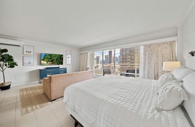 Delightful City View 1 BDRM Condo, Cal King Bed w/Kitchen & AC at the Ilikai
