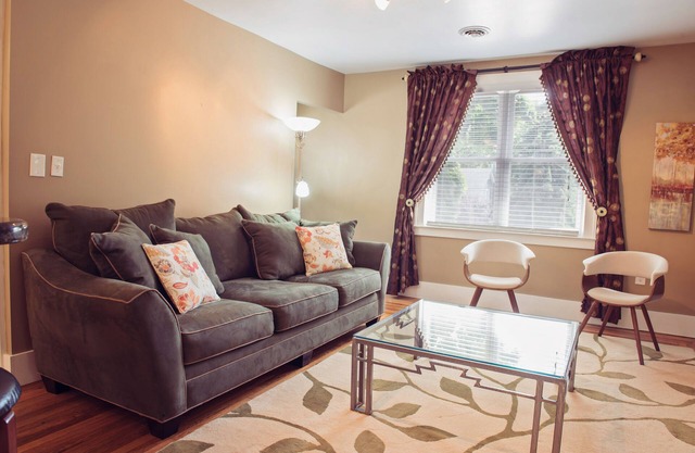 Delightful, Cozy Upper Flat in Plymouth, Michigan