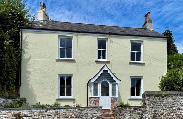 Delightful, Dog-Friendly Cottage in Millbrook, Cornwall near the coast