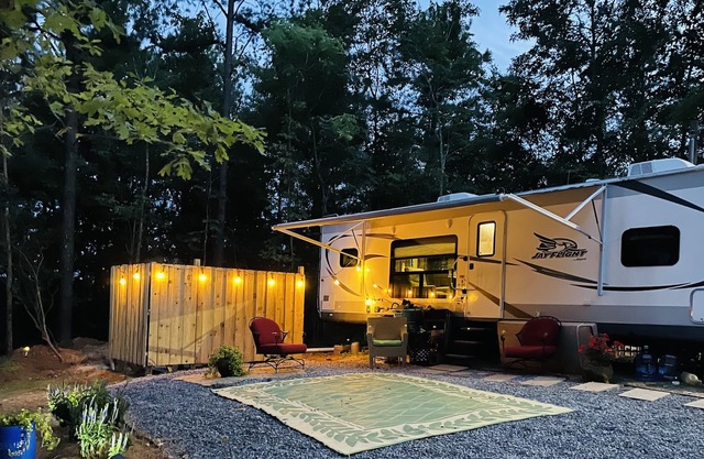 Delightful Jayco Camper on the Coosa river