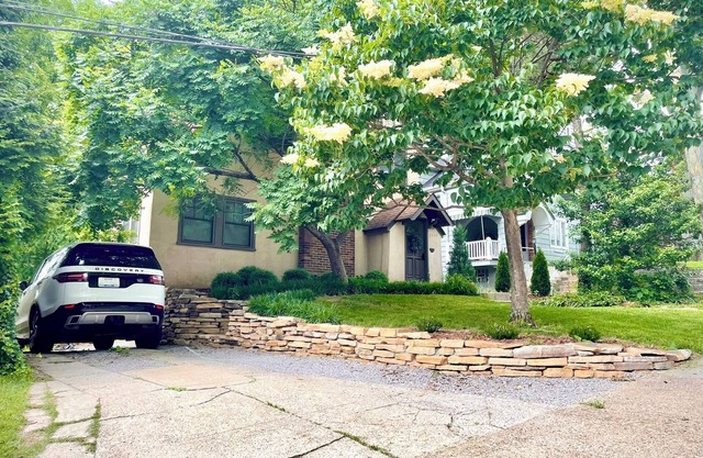 Delightful Private Lane Home in upscale Hyde Park