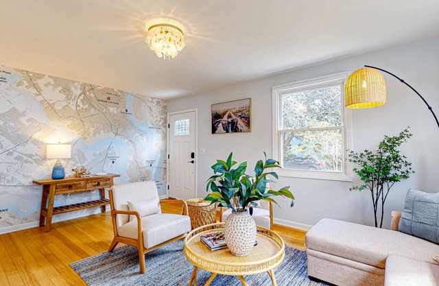 Delightful sun-filled getaway w/patio, W/D, & AC - close to Park Circle