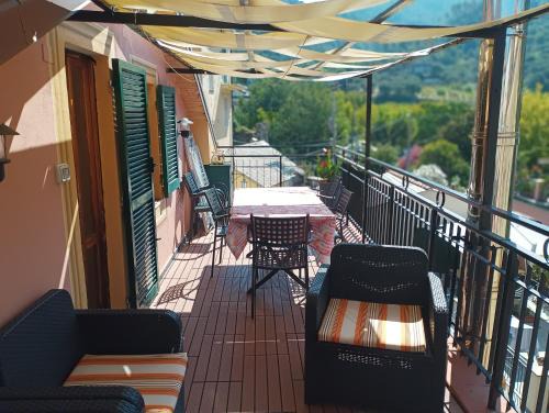 DELIZIOSO ATTICO CON AMPIO TERRAZZO e GARAGE A DUE PASSI DAL MARE e DALLE CINQUETERRE LT-0485