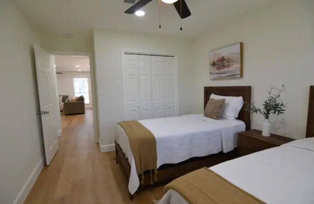 DELUX WATER DISTRICT DUPLEX minutes away from NASA,Kemah boardwalk,fishing areas