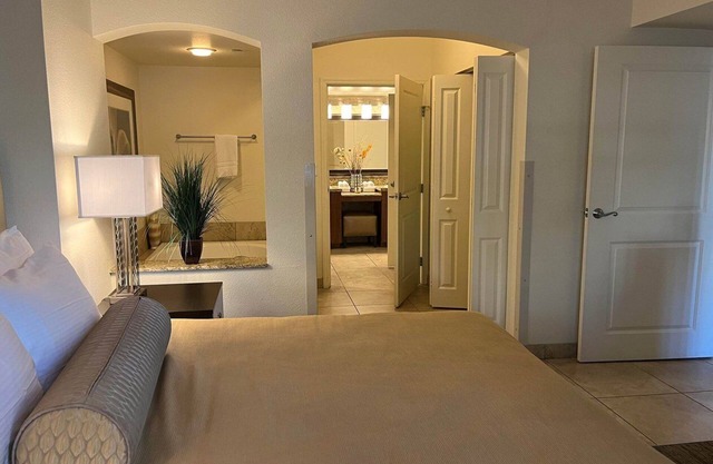 Deluxe 2 Bedroom and 2 Bathroom Unit with Full Amenities