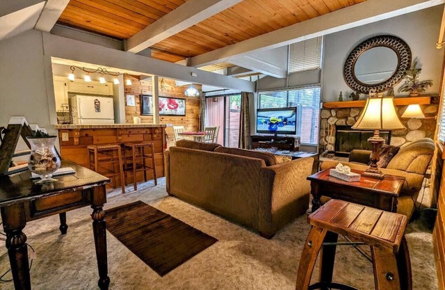 Deluxe 2-Bedroom Ski Retreat – Walk to Snow Summit!