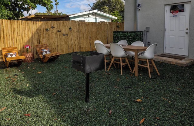 Deluxe 2 BR House w/backyard 10 mins to the beach