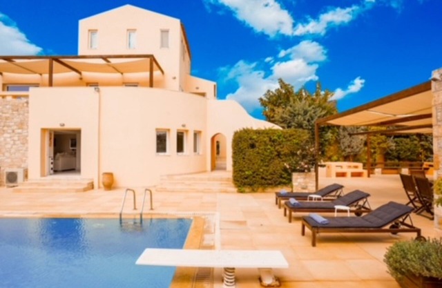 Deluxe 5 bdrm Villa w/Pool next to the beach