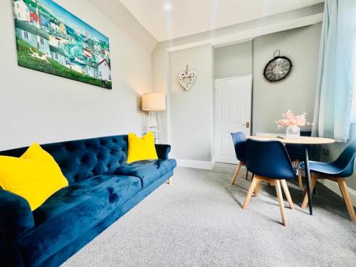 Deluxe Apartment in Southend-On-Sea for contractors, workers by Artisan Stays I Weekly or Monthly Stay Offer I Free Parking I Sleeps 5