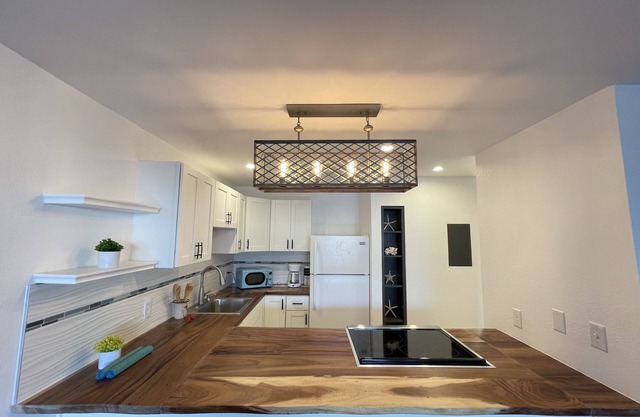 DELUXE APT BY THE OCEAN! BEST LOCATION!