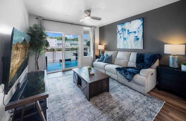 Deluxe Central 1BR 1BA Pool Hot Tub Gym Parking