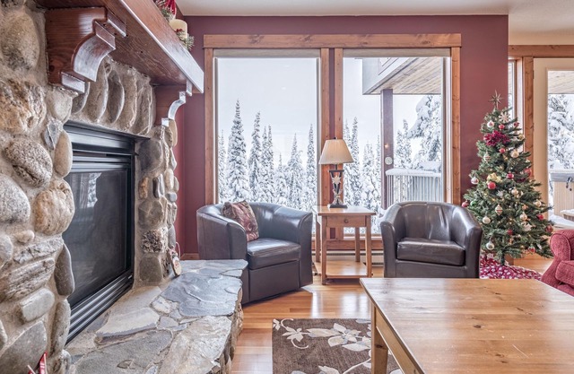 Deluxe Chalet on the Skiway. Just steps to the Village w/Hot Tub, BBQ & Laundry