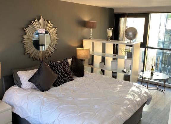 Deluxe City Centre Studio Apartment with Balcony & City Views - FREE WIFI NETFLIX, GYM ACCESS - WESTONE