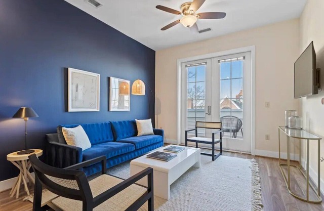 ⚜Deluxe Executive Old Town Apt w/Dedicated Office⚜