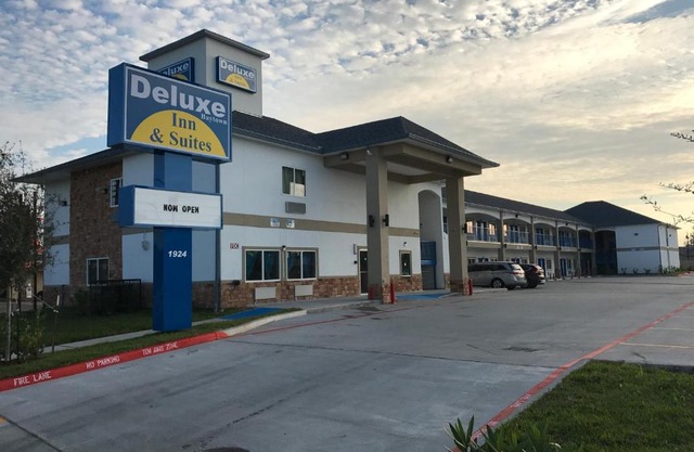 Deluxe Inn & Suites - Baytown
