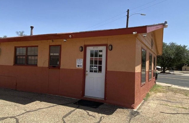 DELUXE INN