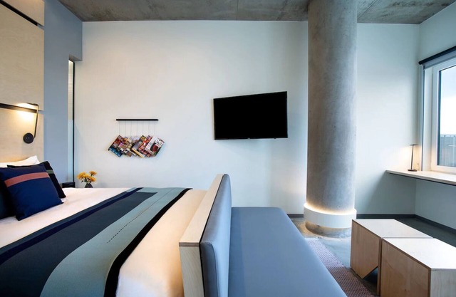 Deluxe King Mountain View: The Source Hotel, Pool & Artisanal Sourdoughs