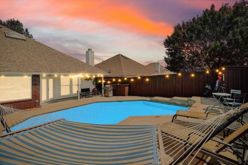 Deluxe Poolside Home, Modern 5BR with Gaming Room