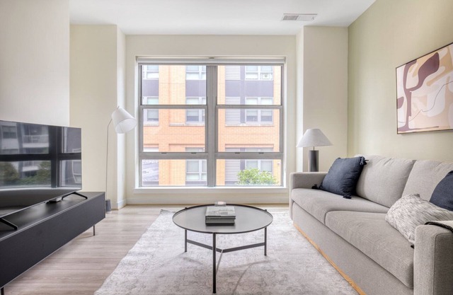 Deluxe Potomac Yard 1BR w/W/D & Concierge, nr Airport, by Blueground