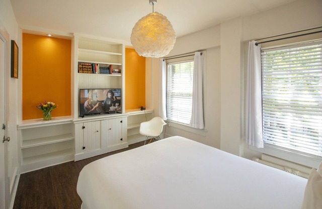 Deluxe Queen Room with View and Ensuite Bath