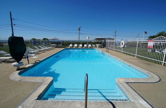 Deluxe Studio Steps From Surf Drive