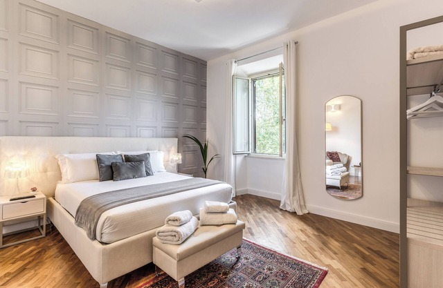 DELUXE Suite, stunning view of the Tiber River. Top floor with elevator