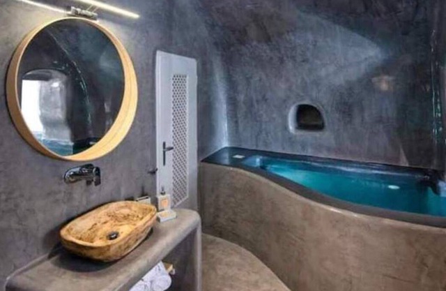 Deluxe Suite with indoor/outdoor Jacuzzi, Ideal for couples,10-min walk from Oia