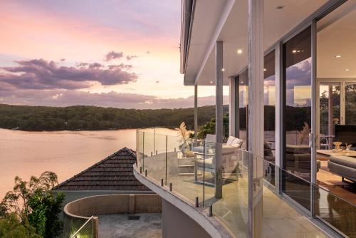 Deluxe Waterfront Queen Room in Caringbah South - Gorgeous Views All Around - Shared Bathroom