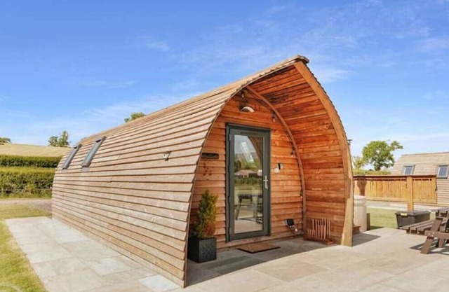 Deluxe Wigwam Cabin With Optional Hot Tub