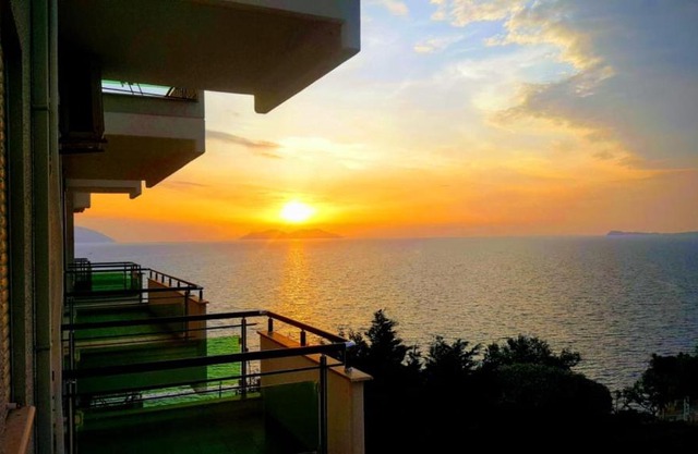 Deni Sea View Apartment