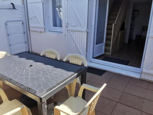 Dernière minute ! Pavillon T2 avec mezzanine, piscine et accès plage, La Tranche sur Mer - FR-1-357-60