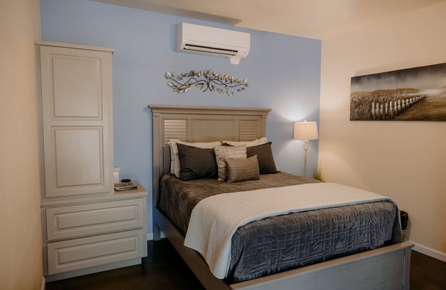 Descansar Room - the La Aldea Building, Asante Lodging and Events