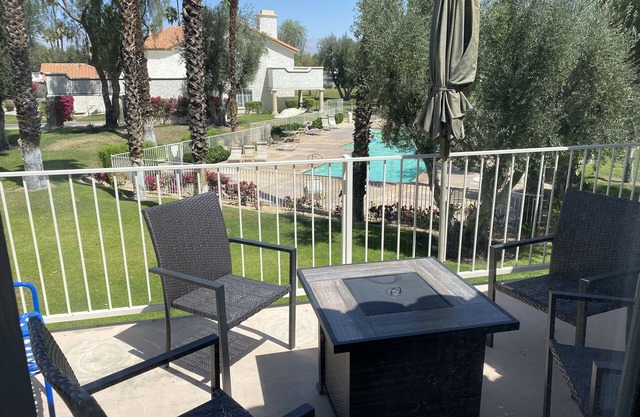 Desert Falls Country Club Condo, Sleeps 4 - Pool - Pickleball - Golf - Hiking