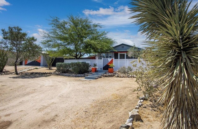 Desert Oasis in the Heart of Joshua Tree! Game Room, Yards & Mountain Views!